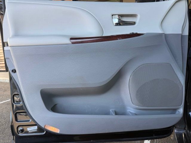Used 2014 Toyota Sienna XLE FWD image 12