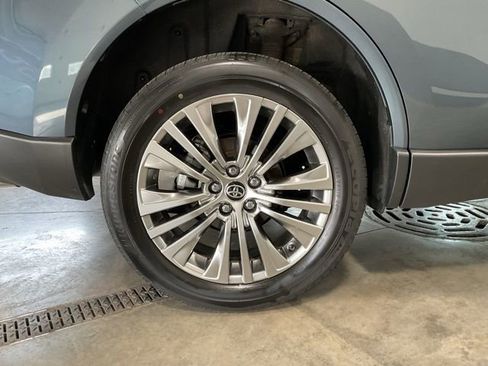 Used 2023 Toyota Venza XLE AWD/4WD image 7