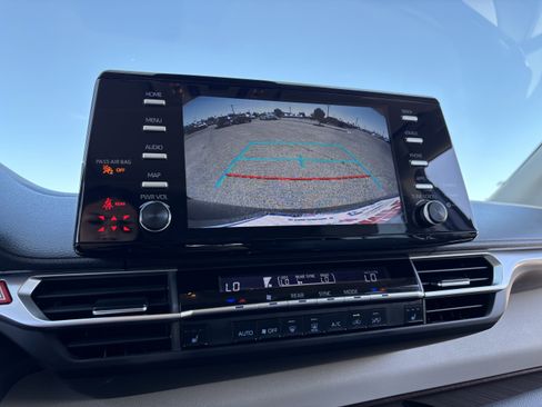 Used 2023 Toyota Sienna XLE FWD image 23