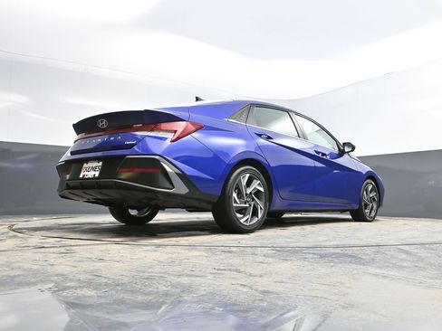 Used 2025 Hyundai Elantra Limited image 36