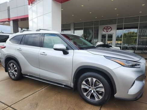 Used 2022 Toyota Highlander XLE AWD/4WD image 4