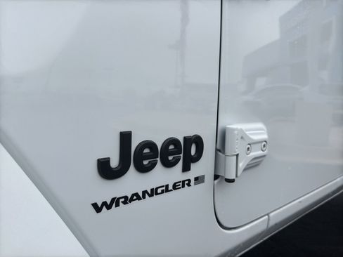 Used 2025 Jeep Wrangler Sahara image 11