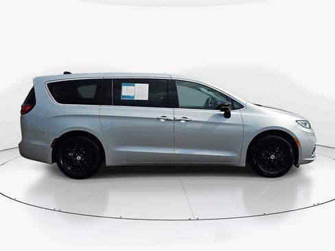 Used 2024 Chrysler Pacifica Touring-L FWD image 5