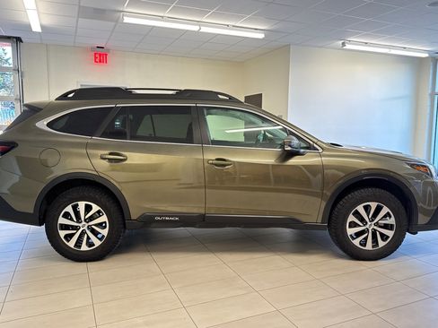 Used 2022 Subaru Outback Premium image 3