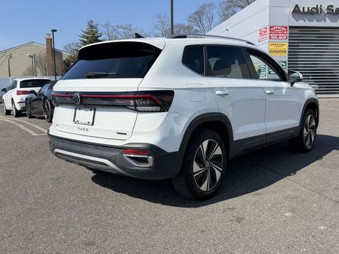 Used 2025 Volkswagen Taos SE AWD/4WD image 5