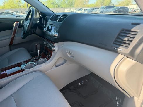 Used 2012 Toyota Highlander Limited w/ Tow Pkg AWD/4WD image 11