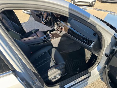 Used 2019 BMW 530e xDrive w/ Convenience Package image 19