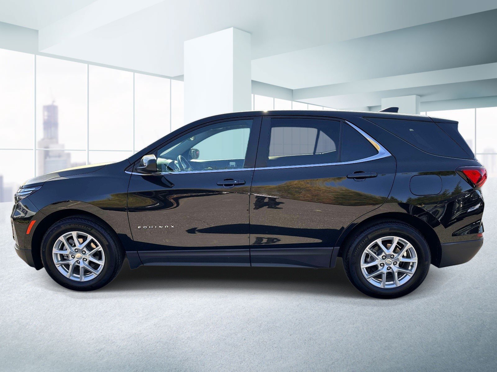 Used 2024 Chevrolet Equinox LT FWD image 2