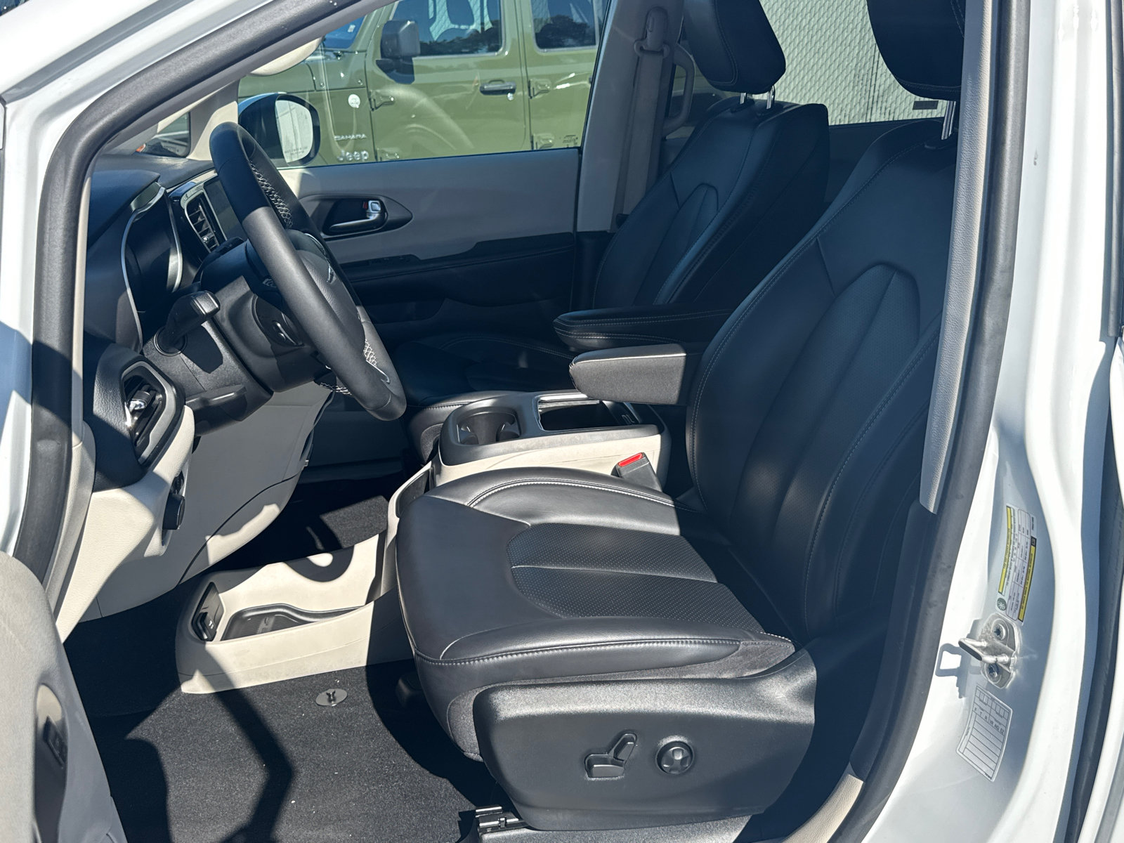 Used 2023 Chrysler Pacifica Touring-L FWD image 9