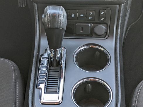 Used 2016 GMC Acadia SLE image 17