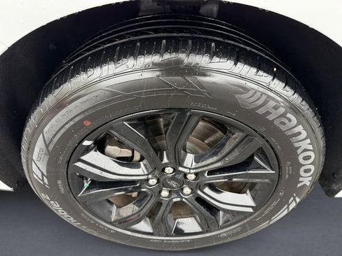 Certified 2022 Ford Edge SE w/ Black Appearance Package image 9