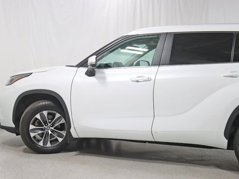 Used 2024 Toyota Highlander XLE AWD/4WD image 11