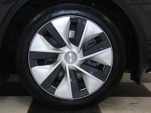 Used 2024 Tesla Model Y 2WD image 31