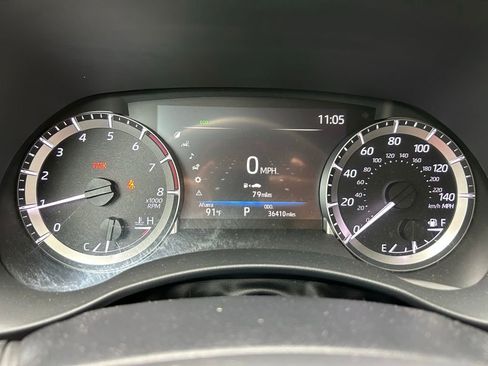 Used 2024 Toyota Highlander XLE FWD image 24