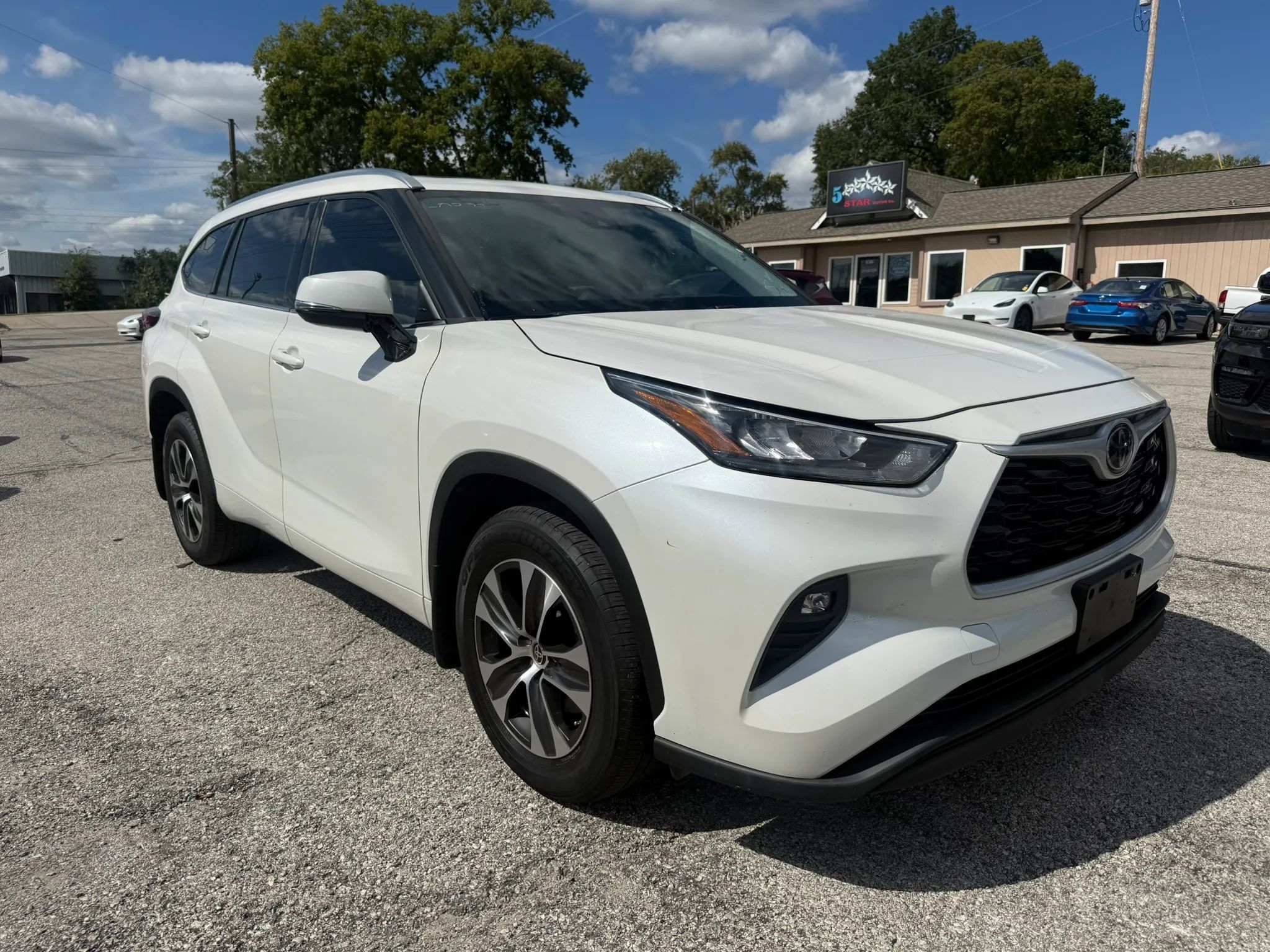 Used 2020 Toyota Highlander XLE AWD/4WD image 1