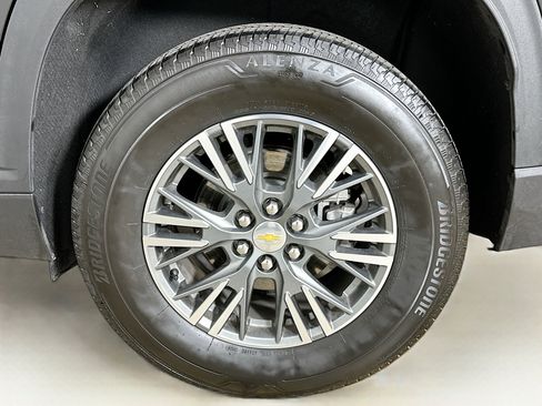 Used 2025 Chevrolet Traverse LT image 11