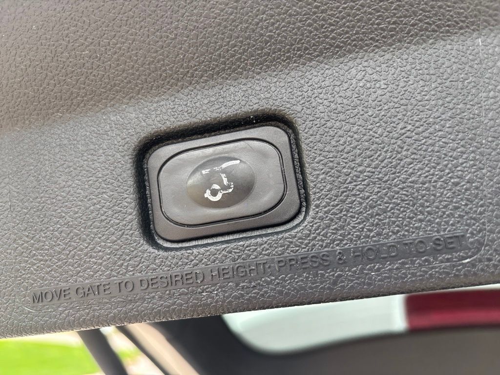 Used 2018 Ford Explorer XLT w/ Equipment Group 202A FWD image 30