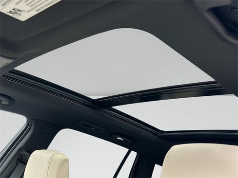 Used 2025 Cadillac XT6 Sport w/ Technology Package image 9