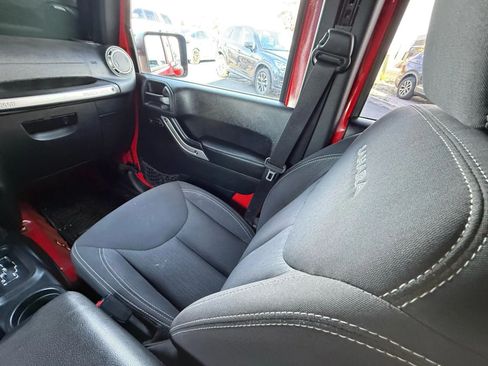 Used 2018 Jeep Wrangler Unlimited Sahara w/ Connectivity Group AWD/4WD image 37
