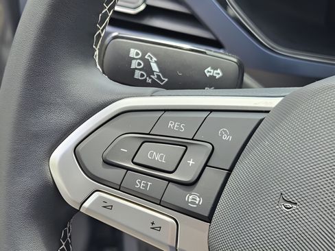 Used 2022 Volkswagen Taos SE w/ Panoramic Sunroof Package FWD image 23