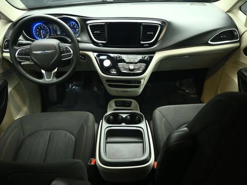 Used 2020 Chrysler Pacifica Touring w/ Tire & Wheel Group FWD image 35