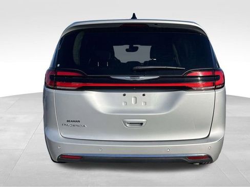 Used 2024 Chrysler Pacifica Touring-L image 6