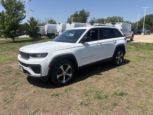 New 2026 Jeep Grand Cherokee Limited AWD/4WD image 2