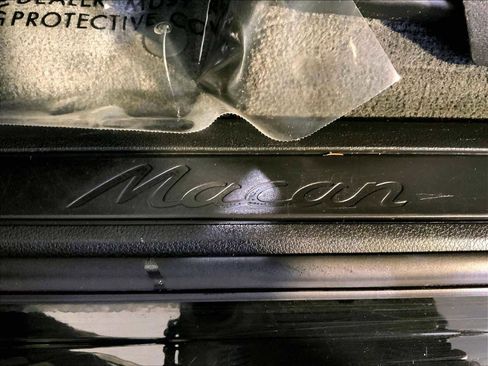 Certified 2018 Porsche Macan AWD/4WD image 19