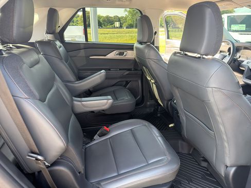 Used 2025 Ford Explorer Active w/ Active Comfort Package RWD image 13