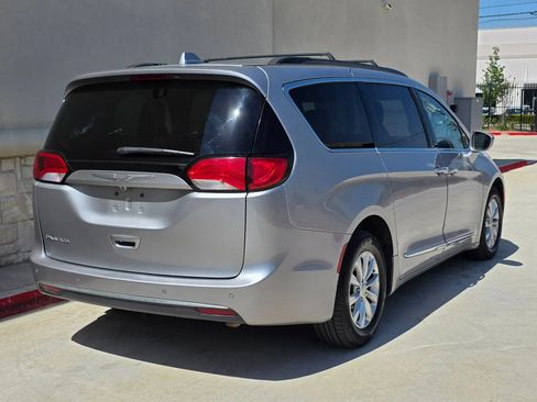 Used 2017 Chrysler Pacifica Touring-L FWD image 3