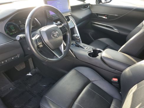 Used 2024 Toyota Venza Limited image 17