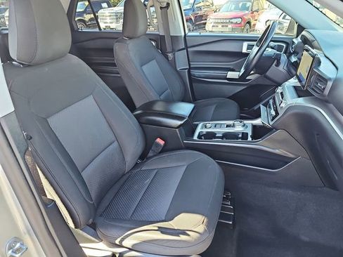 Used 2022 Ford Explorer XLT image 11