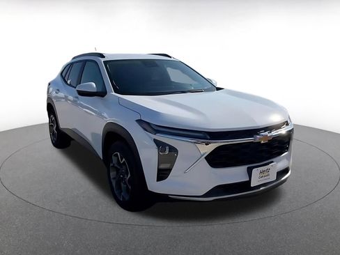 Used 2025 Chevrolet Trax LT w/ LT Convenience Package image 3