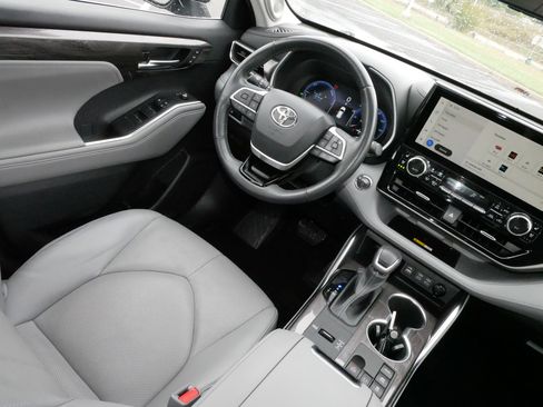 Used 2023 Toyota Highlander Limited image 9