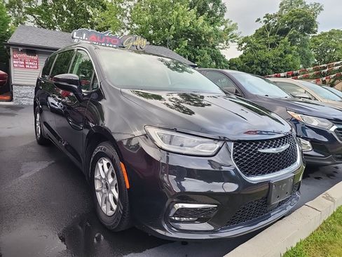 Used 2021 Chrysler Pacifica Touring-L FWD image 4