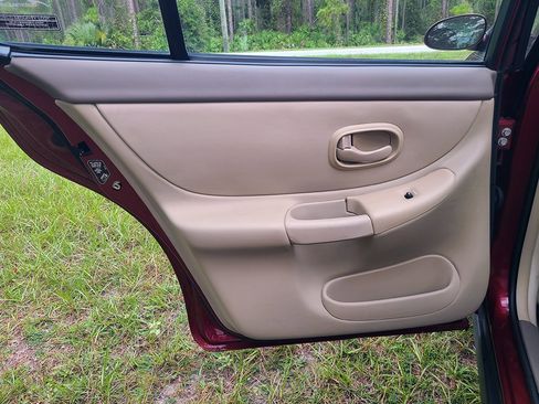 Used 2001 Oldsmobile Intrigue GL w/ Premium Leather Pkg image 28