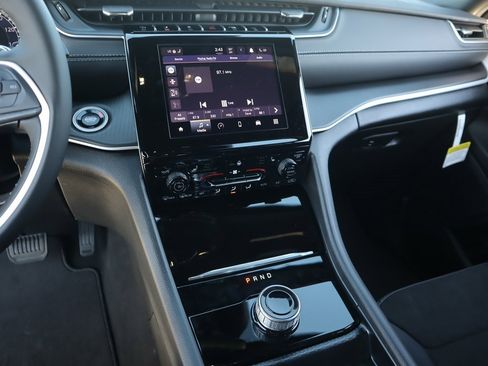 New 2025 Jeep Grand Cherokee Altitude image 5