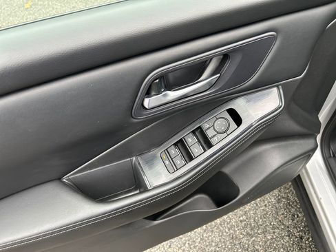 Used 2024 Nissan Rogue SV image 14