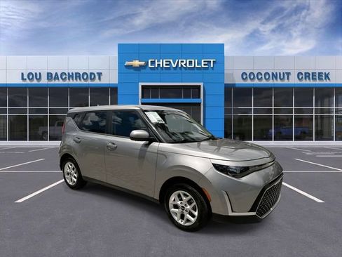 Used 2024 Kia Soul LX w/ Option Group 015 FWD image 2
