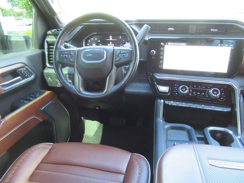 Used 2024 GMC Sierra 3500 Denali Ultimate AWD/4WD image 13