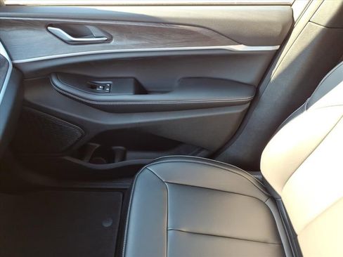 New 2025 Jeep Grand Cherokee L Limited image 32