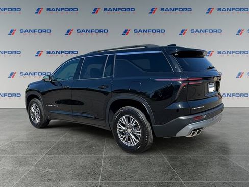 Used 2025 Chevrolet Traverse LT FWD image 3