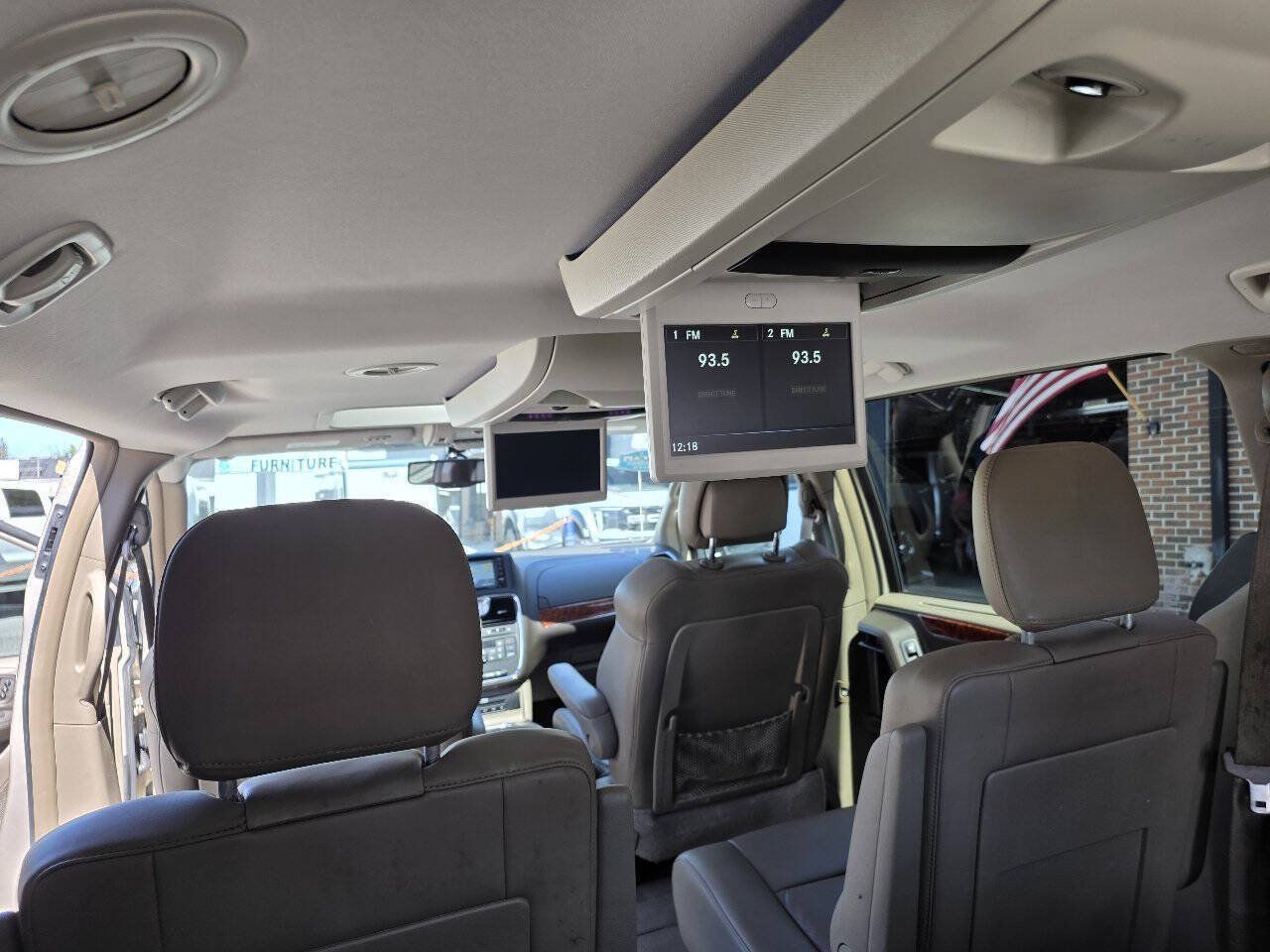 Used 2015 Chrysler Town & Country Limited Platinum FWD image 19