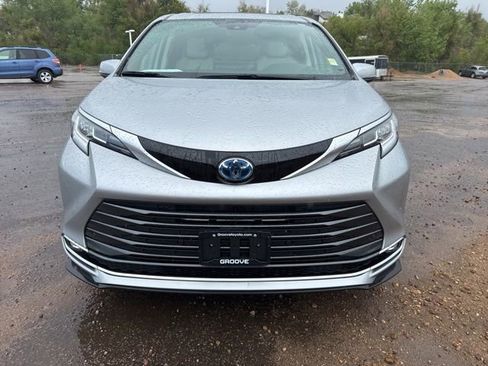 Used 2025 Toyota Sienna Limited AWD/4WD image 9