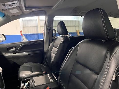 Used 2015 Toyota Sienna SE image 21