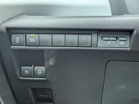 Used 2025 Toyota Sienna XLE FWD image 26