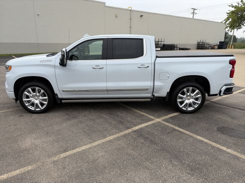 Used 2026 Chevrolet Silverado 1500 High Country w/ High Country Premium Package AWD/4WD image 3