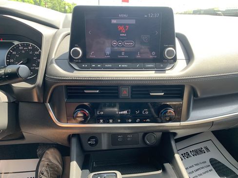Used 2025 Nissan Rogue SV FWD image 13