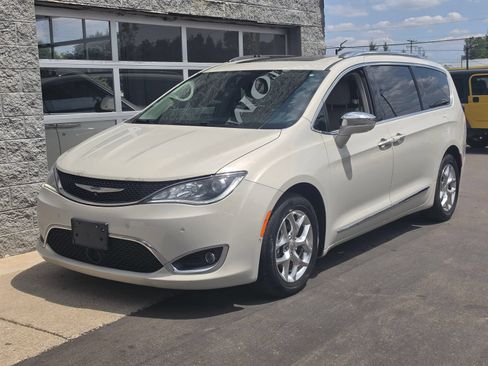 Used 2017 Chrysler Pacifica Limited w/ UConnect Theater Package FWD image 1