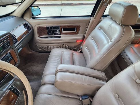 Used 1988 Lincoln Continental Signature FWD image 18